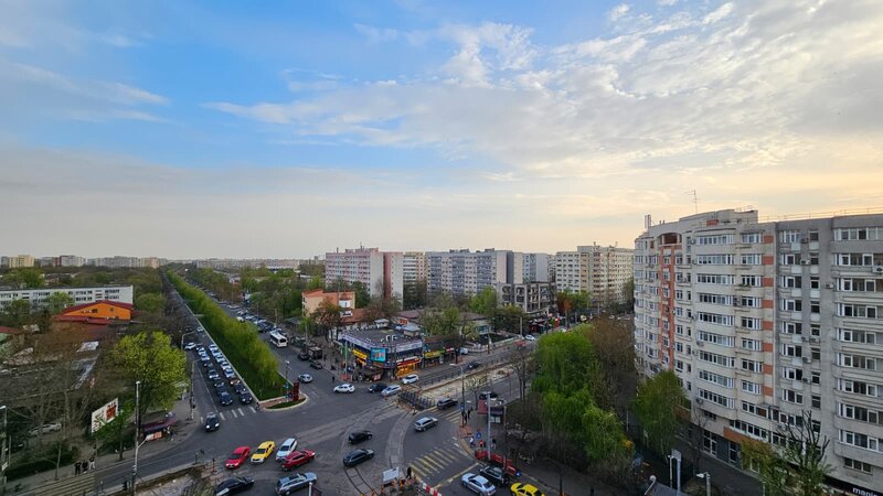 Diham, Basarabia, apartament 3 camere decomandat, 80 mp, 2 bai, bloc 1986