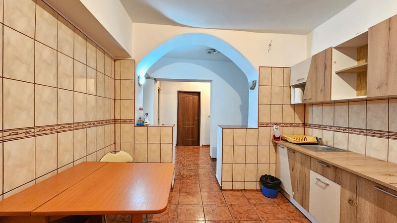 Diham, Basarabia, apartament 3 camere decomandat, 80 mp, 2 bai, bloc 1986