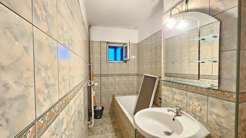 Diham, Basarabia, apartament 3 camere decomandat, 80 mp, 2 bai, bloc 1986